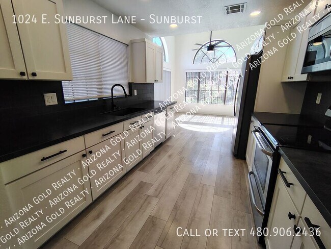 Building Photo - 1024 E Sunburst Ln