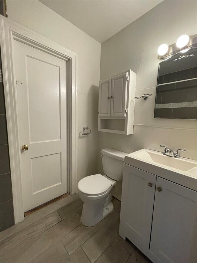 Building Photo - 819 E 31st St