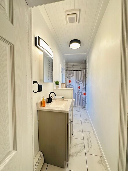 3rd Floor Master Bathroom - 69 Winchester St