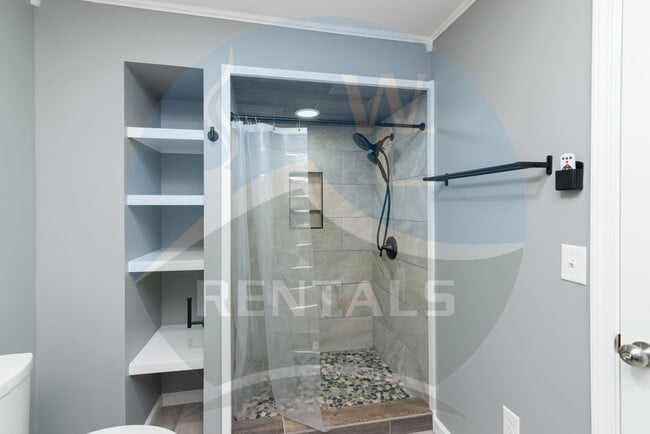 Building Photo - Beautifully remodeled 4 bedroom 2 bath home in Sylva available for year-long lease $2000 a month