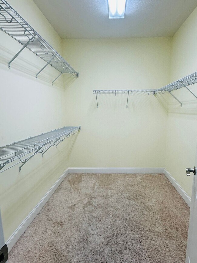 Building Photo - Sun-Drenched Corner Lot Condo – 2 Bedrooms + Office Near Middlebrook Pike