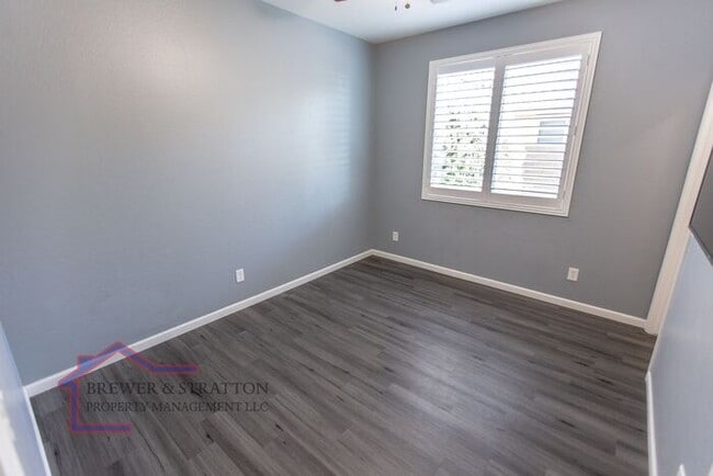 Building Photo - 391 S 163rd Dr - 4BR, 2BA - Sarival/Van Buren