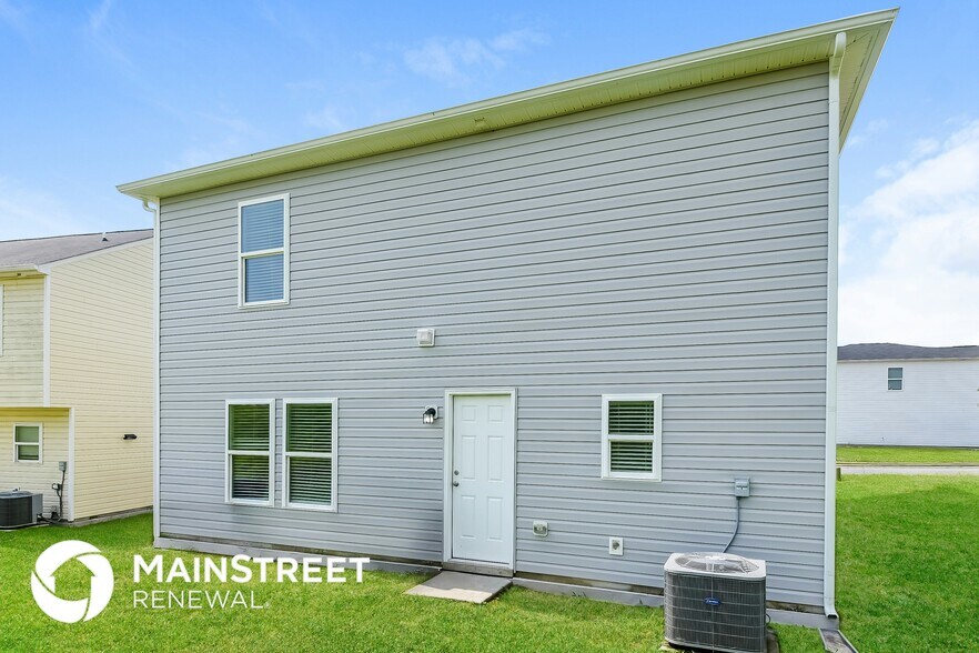 Building Photo - 3905 Vershire Ave