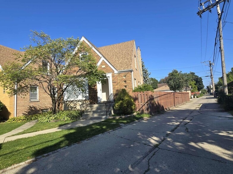 Primary Photo - 5015 N Monitor Ave