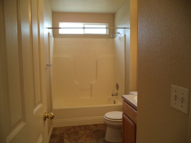 Building Photo - 814 W Oakmont Avenue