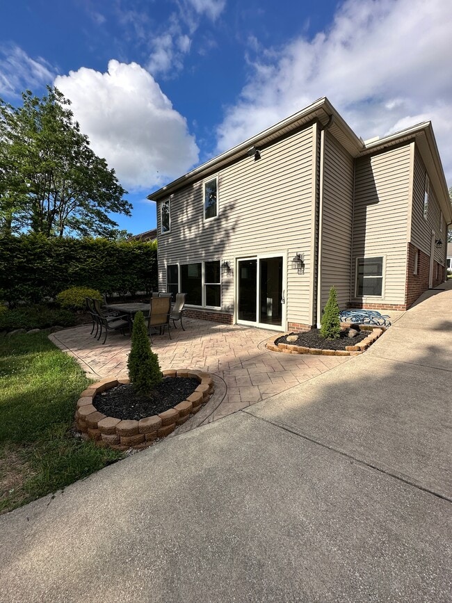 Building Photo - 5990 Edgehill Dr