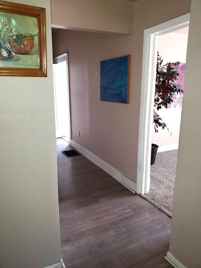 Building Photo - 1/2 off sec dep! Charming 1+-Bedroom Loft ...