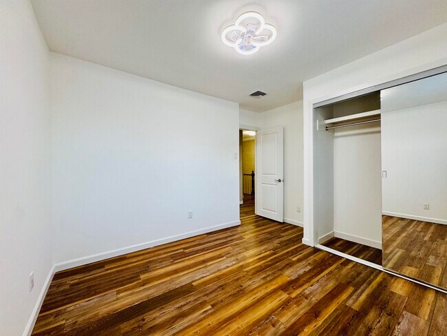 Building Photo - 16 W 51st St