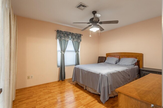Building Photo - 10605 S Del Vista Dr