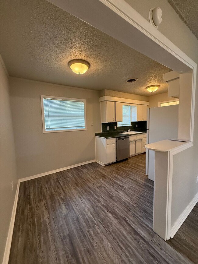 Building Photo - 3 bed, 1 & 1/2 bath home in North Norman