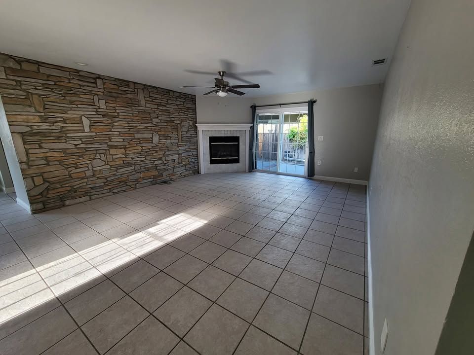 Building Photo - 685 Las Tablas Rd