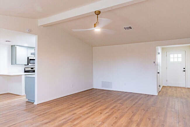 Building Photo - 600 SE 38th St