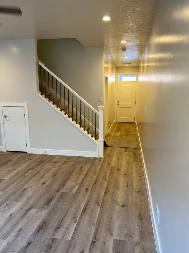 Building Photo - 3 Bedroom 2.5 Bathroom Townhome in Washington!