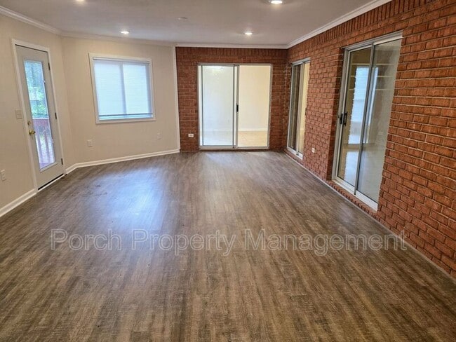 Building Photo - 303 Shoreline Dr