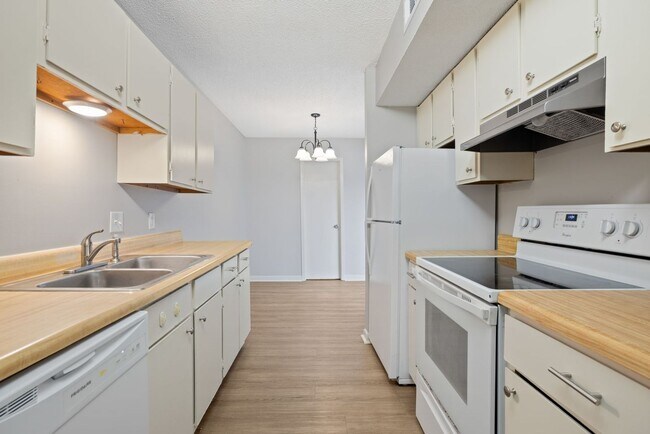 Building Photo - 203 Cougar Ridge