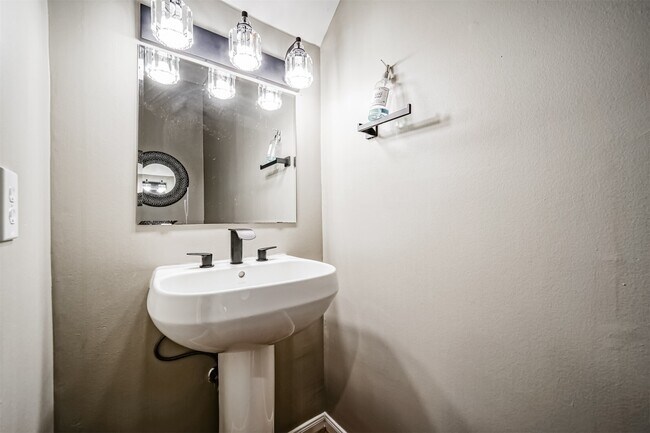 Building Photo - 17 Waugh Dr