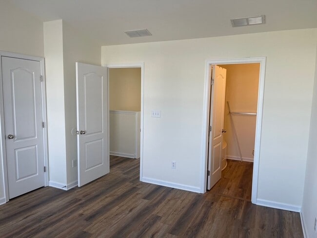 Building Photo - Spacious Duplex close to schools and shopping. Move in mid-June