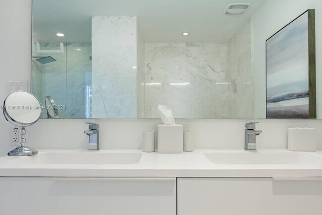 Building Photo - 9940 W Bay Harbor Dr