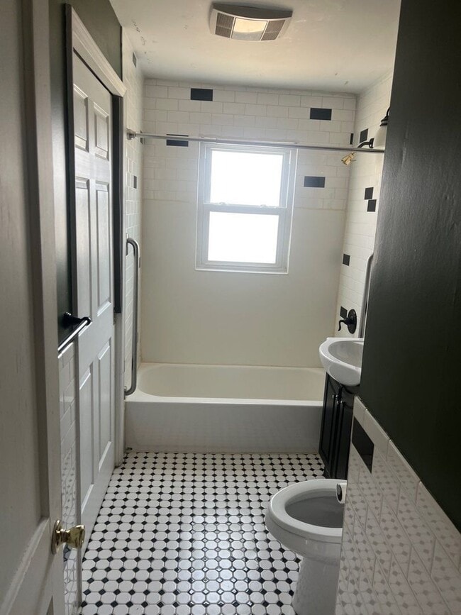 Building Photo - 2 bedroom House for Rent - Lake Station