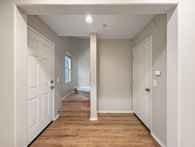 Building Photo - Beautiful 2 Bedroom, 2.5 Bath Condo in Eas...