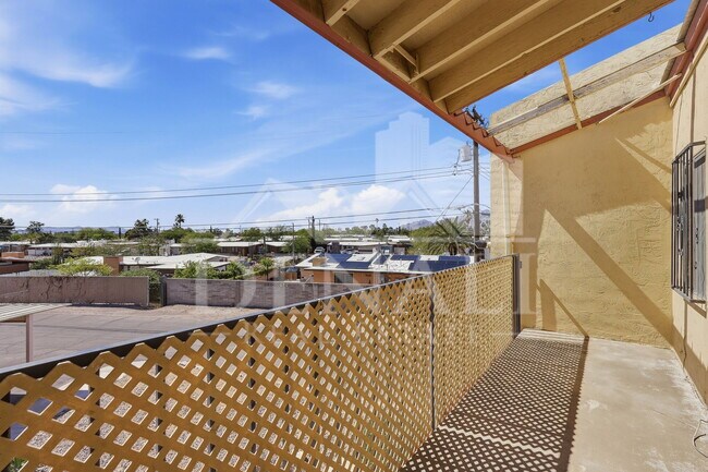 Building Photo - 808 S Langley Ave