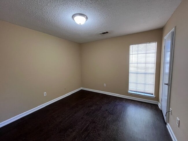 Building Photo - Renovated 3 Bedroom 2 Bath Home for Rent!