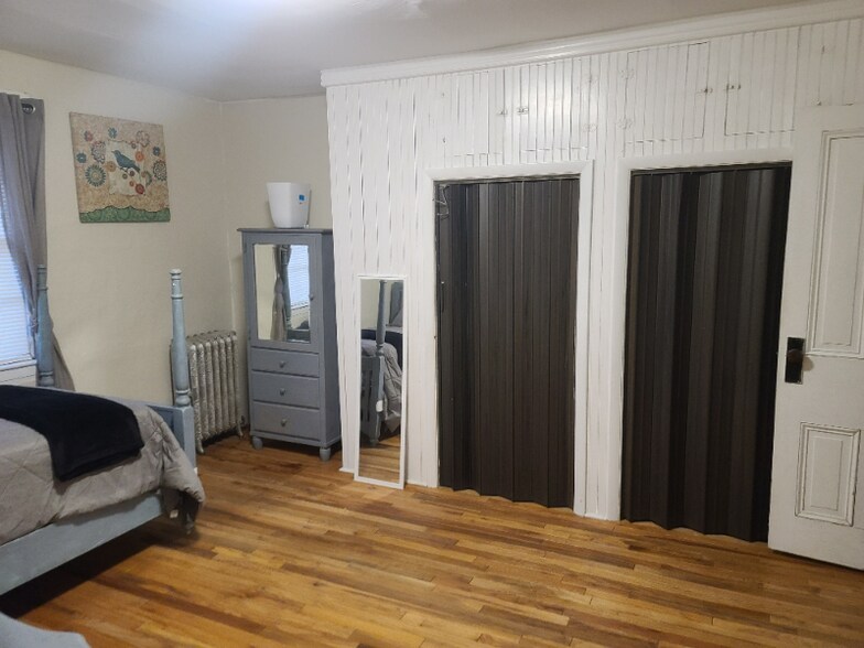 Building Photo - 258 Ann St