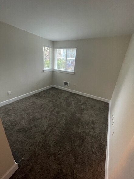 Building Photo - 300 N 130th St