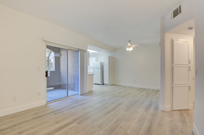 Building Photo - Horizon Hills Condominiums