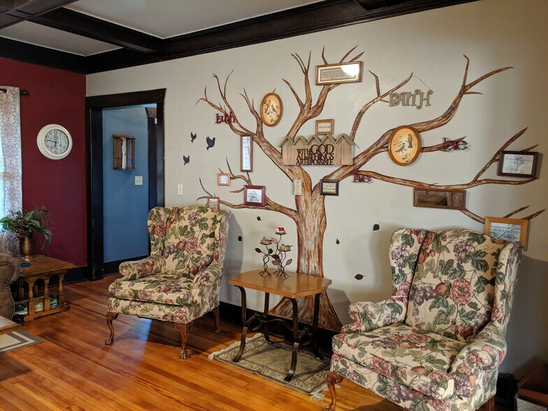 Living room - 4910 E 6th Ave