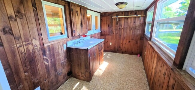 Building Photo - Beautifully Maintained Farm House