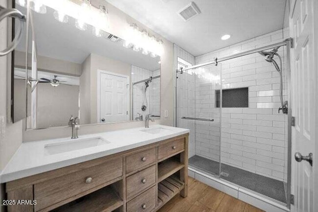 Building Photo - 3941 E Cat Balue Dr