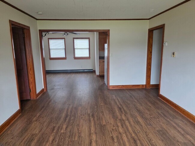 Building Photo - 3 Bedroom, 2 Bath home on a large lot with...