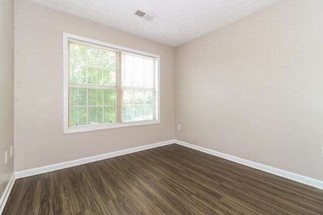 Building Photo - 1000 Weatherwood Pl NE