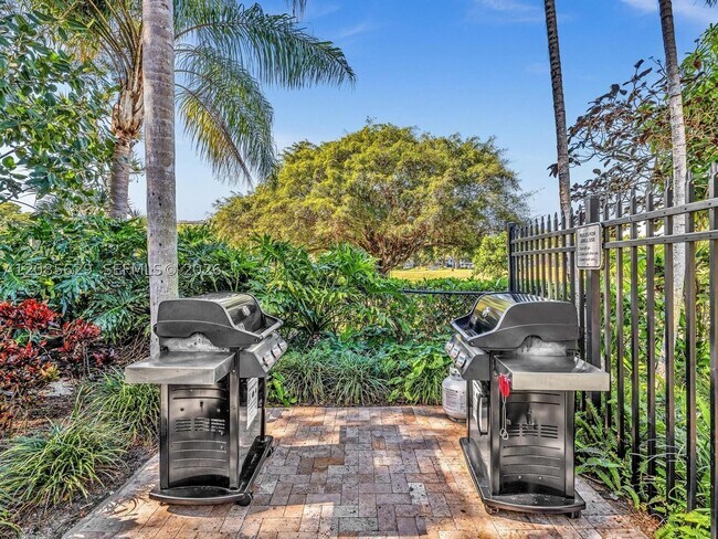 Building Photo - 3150 N Palm Aire Dr