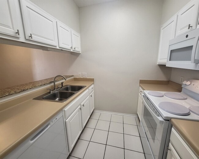 Building Photo - 7025 N Holiday Dr