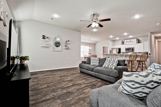 Building Photo - Beautiful + Well-Maintained Home in Benton...