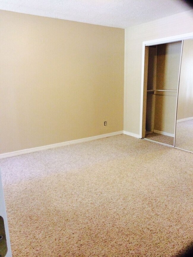 Building Photo - 575 Bloomington Ct