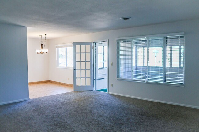 Building Photo - 3 Bedroom Rockrimmon Condo, NO DEPOSIT AND...