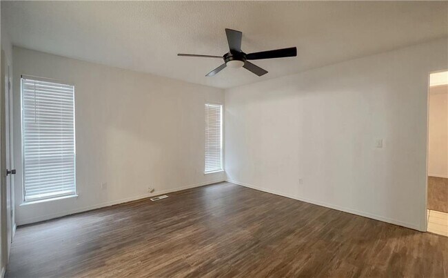 Building Photo - 712 S Willowood Dr