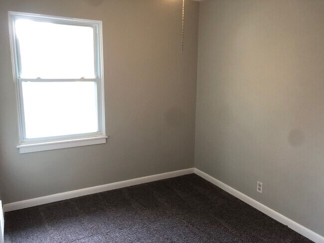 Building Photo - 3-Bedroom Home in a Charming Neighborhood!