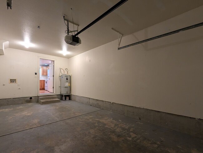 Building Photo - Spacious 3-Bedroom, 2-Bath Townhouse Near River Road In Eugene!