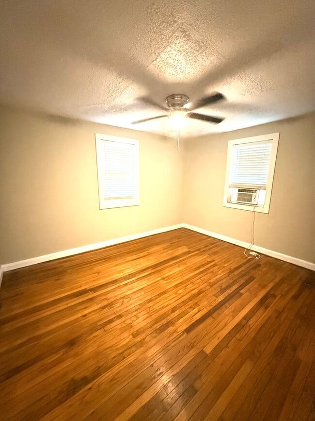 Building Photo - ** 1 Bed 1 Bath located In Capitol Heights...