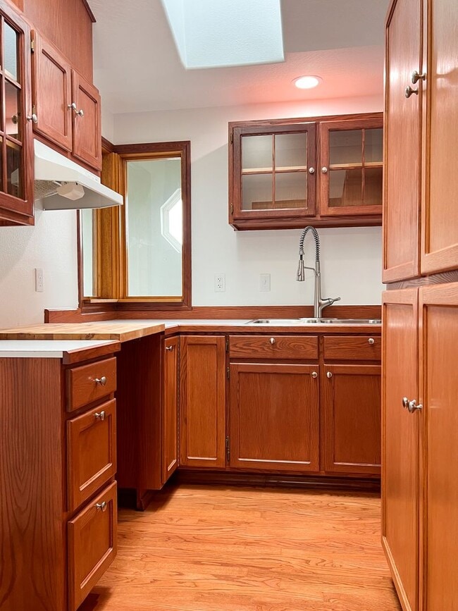 Building Photo - 4BD/2BA SUBURBAN HOME IN COBURG