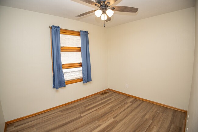 Building Photo - 2401 Willow Dr