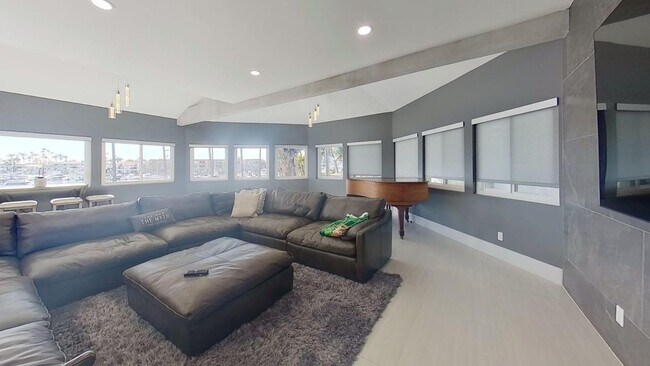 Building Photo - Waterfront Lido Island with Pool