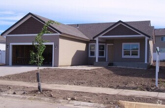 Building Photo - 3 bed 2 bath Crown Pointe Neighborhood wit...