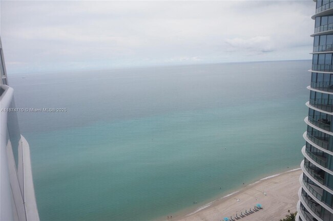 Building Photo - 15811 Collins Ave