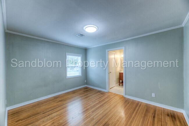 Building Photo - FOR LEASE | Tulsa | $1500 Rent | 3 Bed, 2 Bath Home