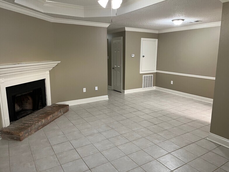 Building Photo - 6146 Parkcrest Ct